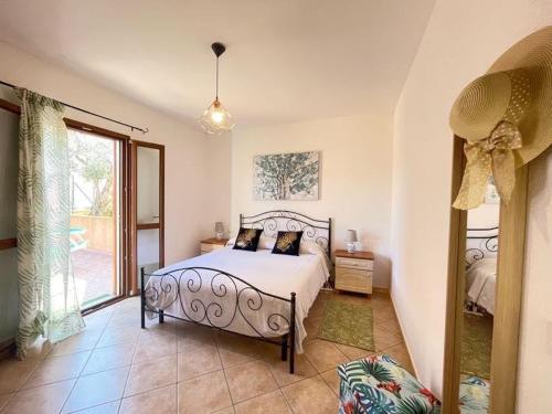 Un dormitorio con una cama y una ventana grande. en NefHouse 83, en Tanaunella
