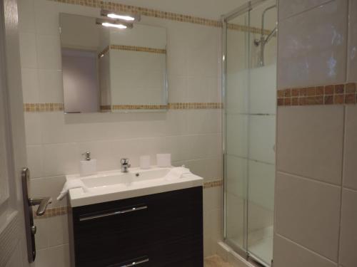 une salle de bain avec un lavabo et une douche en verre dans l'établissement Maquis et Mer, à Sollacaro