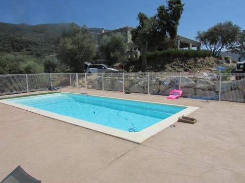 une grande piscine dans une cour dans l'établissement Maquis et Mer, à Sollacaro