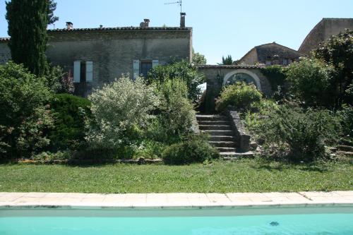 an external view of a house with a swimming pool at Le Jas des Nevières in Pierrerue