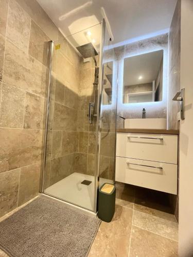 une salle de bain avec douche et lavabo dans l'établissement Cosy a 3 min de la plage avec parking privé, à Cannes