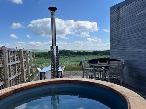 a plunge pool in a backyard with a table and chairs at Tweed Hideaway in Kelso