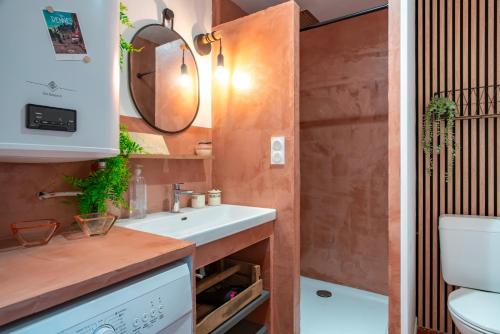 une salle de bain avec un lavabo et des toilettes dans l'établissement Ty Ben Aven - Proche Plage, à Névez