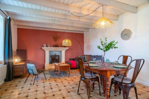 une salle à manger avec une table et des chaises dans l'établissement Ty Ben Aven - Proche Plage, à Névez