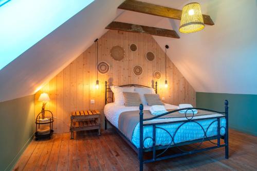 une chambre avec un lit dans un grenier dans l'établissement Ty Ben Aven - Proche Plage, à Névez