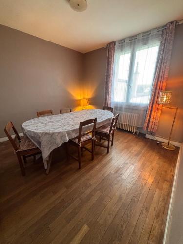 une salle à manger avec une table et des chaises et une fenêtre dans l'établissement Maison cosy proche gare SNCF 2 chambres, à Saint-Pierre-des-Corps
