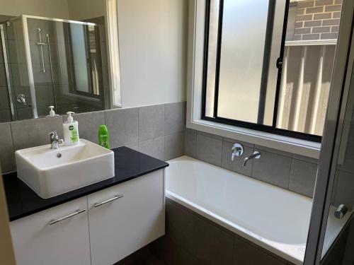 Bilik mandi di Modern New 4BR Spacious Peaceful Family Home