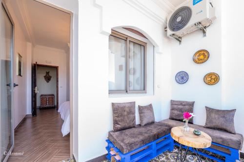 a living room with a couch and a table at Casa maravillosa in Chefchaouene