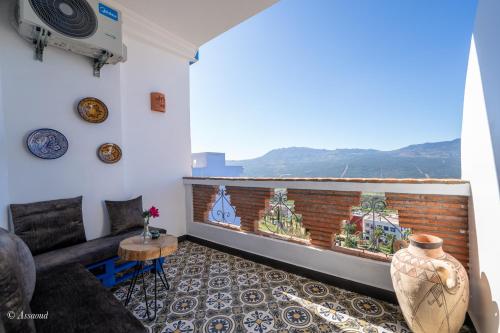 a living room with a couch and a table at Casa maravillosa in Chefchaouene