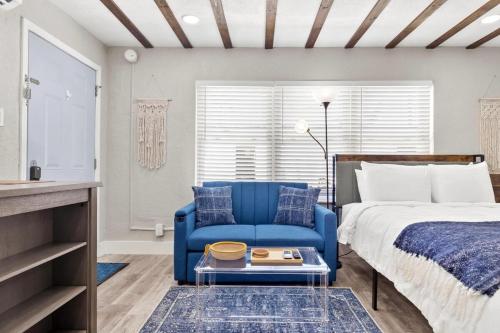 Postel nebo postele na pokoji v ubytování Winter Getaway! Walkable to Beach Access, Restaurants & Nightlife! Beach Equipment Included & Pet Friendly!