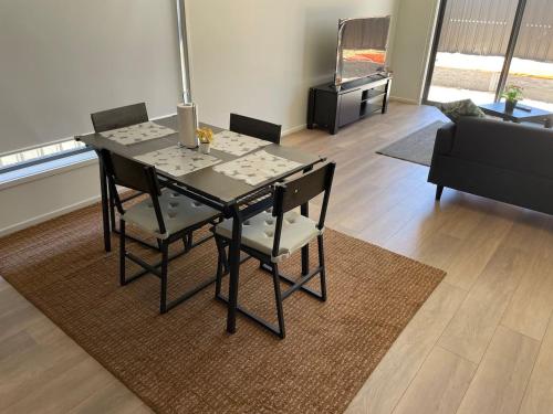 Ruang duduk di Modern New 4BR Spacious Peaceful Family Home