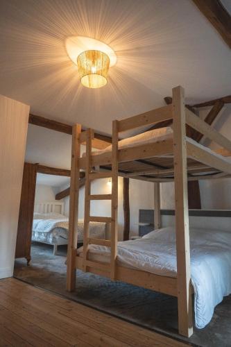 - une chambre avec 2 lits superposés et un lustre dans l'établissement La Maison de la Grange, à Moutiers-sur-le-Lay