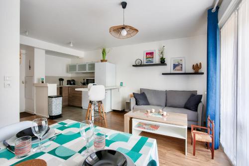 un salon avec un canapé et une table dans l'établissement Appartement pour 2 - terrasse - 800m de la plage, à Dinard