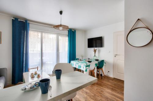 une cuisine et une salle à manger avec une table et des chaises dans l'établissement Appartement pour 2 - terrasse - 800m de la plage, à Dinard