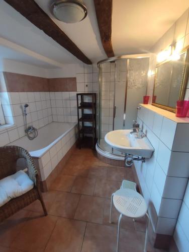a bathroom with a tub and a sink at Kastanie im Neandertal in Erkrath