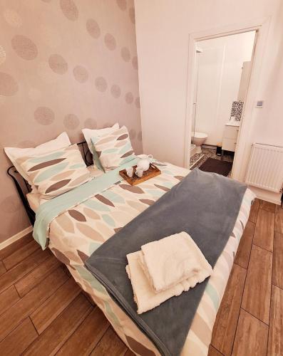 - une chambre dotée d'un lit avec une couverture et des oreillers dans l'établissement Two bedrooms apartment near beach, à Cannes