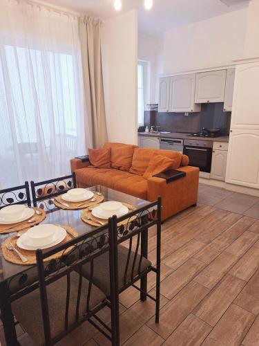 un salon avec un canapé et une table dans l'établissement Two bedrooms apartment near beach, à Cannes