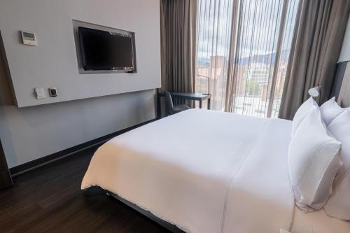 Postel nebo postele na pokoji v ubytování GHL Bioxury Hotel