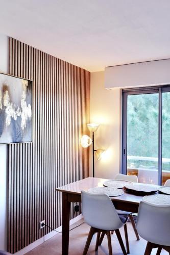 une salle à manger avec une table et des chaises dans l'établissement Fréjus plage: appartement cosy à 300m de la mer, à Fréjus