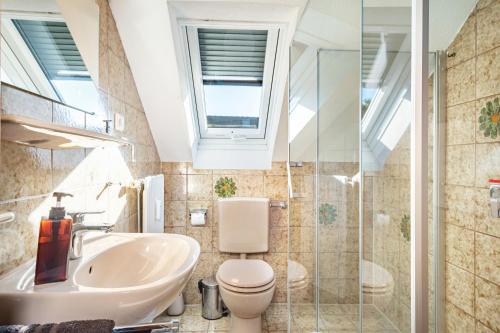 een badkamer met een wastafel en een toilet bij Ferienwohnung bei Fredy in Langenargen