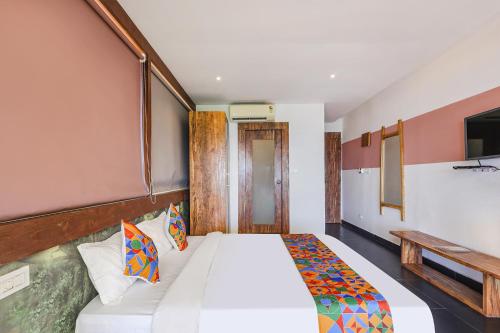 Postel nebo postele na pokoji v ubytování FabHotel Amazonika Boutiqe Resort - Nr Arpora Beach