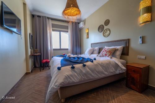 a bedroom with a bed with a blue blanket on it at Casa maravillosa in Chefchaouene