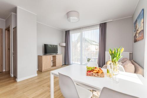 Televisyen dan/atau pusat hiburan di APARTAMENTY MIERZEJA - Stegna Forest, blisko lasu, Bezpłatny Meleks