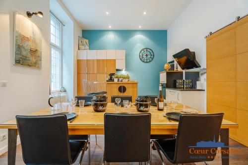 une salle à manger avec une table et des chaises dans l'établissement Coeur Corsaire, à Saint-Malo