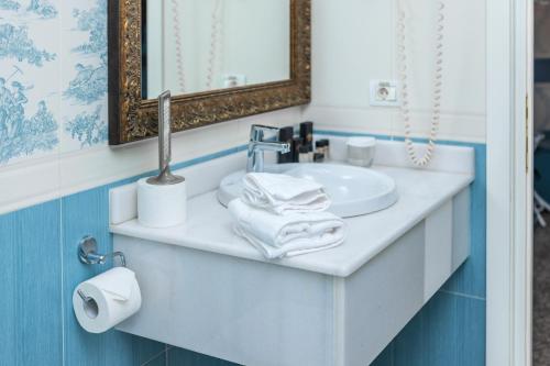 a bathroom with a sink and a mirror at Villa Boutique Lafayette in Bucharest