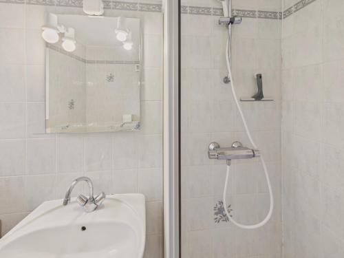une salle de bain avec une douche avec un lavabo et une douche dans l'établissement Agréable maison avec grand jardin pour 4, à Saint-Jean-Trolimon