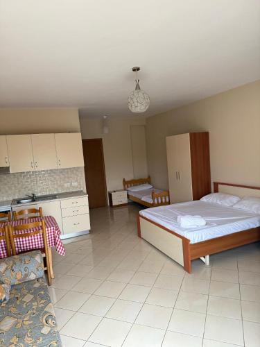 Llit o llits en una habitació de Erel Apartment