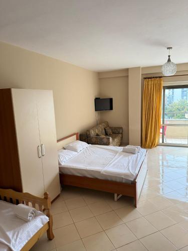 Llit o llits en una habitació de Erel Apartment