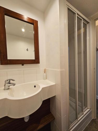 une salle de bain avec un lavabo et une douche dans l'établissement Appartement en résidence avec piscine, à Le Touquet-Paris-Plage