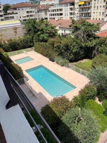 - une vue sur la piscine dans la cour dans l'établissement Studio centre Cannes, piscine, climatisation, à Cannes