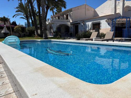 Πισίνα στο ή κοντά στο Villa with Private Pool & BBQ, Close to the Beach