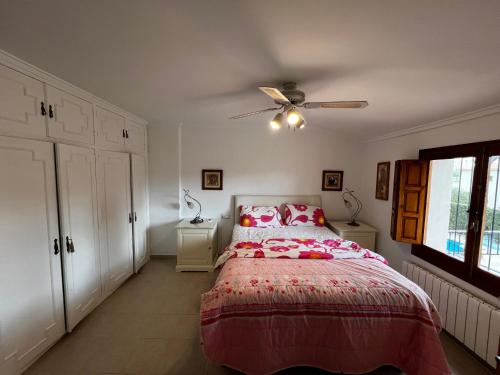 Ένα ή περισσότερα κρεβάτια σε δωμάτιο στο Villa with Private Pool & BBQ, Close to the Beach