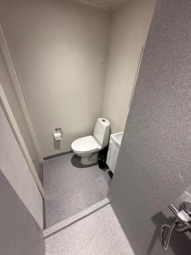 a bathroom with a white toilet in a stall at Folsted - Værelse 100 med eget badeværelse og fri parkering in Bindslev