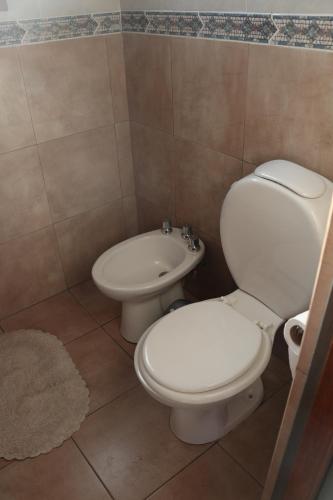 a bathroom with a toilet and a sink at Arawi Cabaña in Merlo