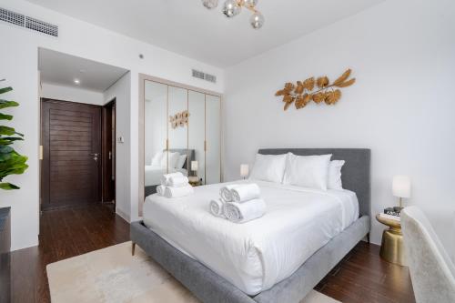 Postel nebo postele na pokoji v ubytování Stylish and Central 1 BD in Downtown Dubai