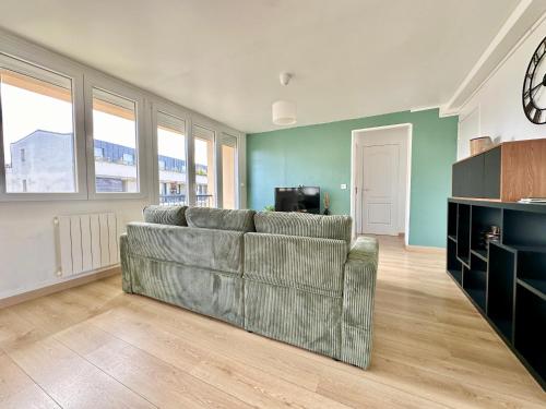 - un salon avec un canapé dans l'établissement L'Artiste T3 lumineux et spacieux, à Limoges