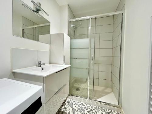 une salle de bain blanche avec un lavabo et une douche dans l'établissement La Terrazza, cocon avec terrasse, à Limoges