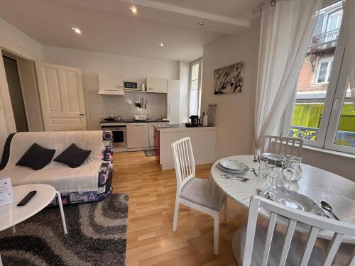 Il comprend un salon avec une table à manger et une cuisine. dans l'établissement Escale Belfortaine - Spacieux - Résidence privée, à Belfort