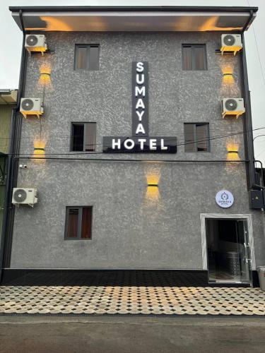 een hotelbord aan de zijkant van een gebouw bij Sumaya Hotel in Tasjkent