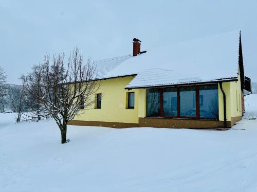ChuchelnaにあるPanorama Kozákovの雪の黄色い家