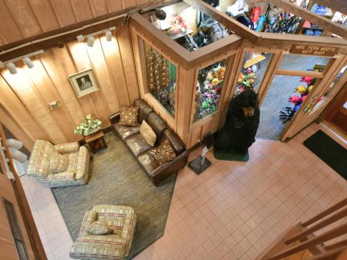 an overhead view of a living room with furniture at Abe Martin Lodge & Cabins in Nashville