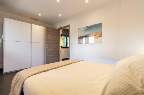 - une chambre avec un grand lit et un réfrigérateur dans l'établissement Joli bas de maison - Jardin et piscine privative, à Mougins