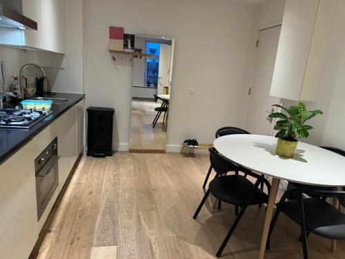 a kitchen and dining room with a table and chairs at Apartment in Oude-Pijp in Amsterdam