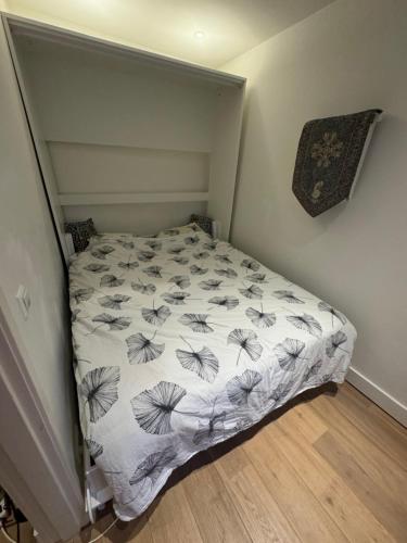 a small bedroom with a bed with a comforter on it at Apartment in Oude-Pijp in Amsterdam