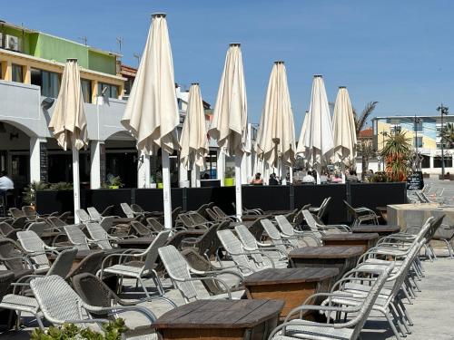 Appartement secteur village rez-de-chaussée terrasse et parking privé 50m mer