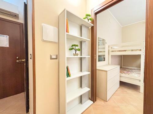 una cabina armadio con ripiani bianchi e uno specchio di Ginevra Pineto Vacanza a Pineto